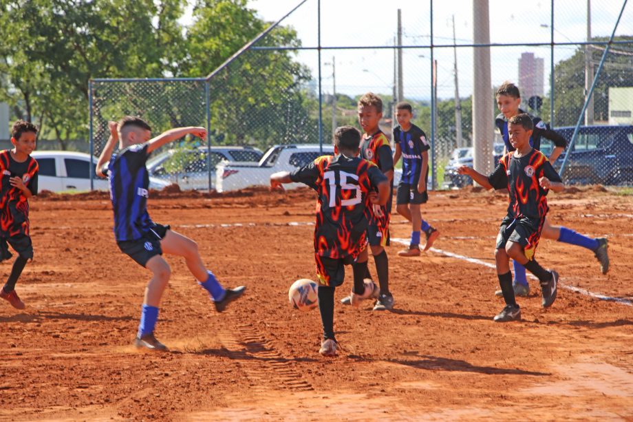 Prefeito inaugura campo de futebol no bairro Bela Vista da Lagoa