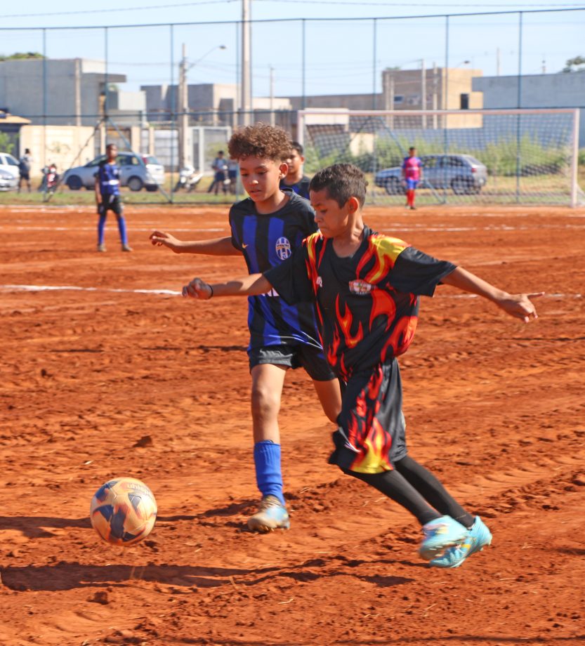 Prefeito inaugura campo de futebol no bairro Bela Vista da Lagoa