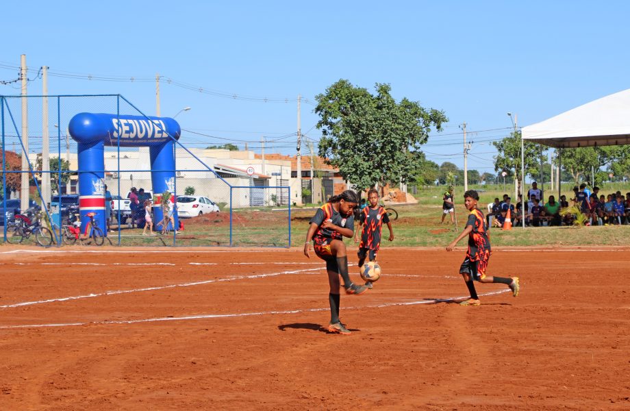 Prefeito inaugura campo de futebol no bairro Bela Vista da Lagoa