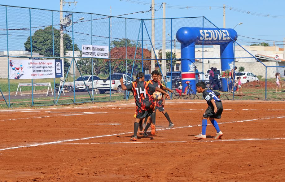 Prefeito inaugura campo de futebol no bairro Bela Vista da Lagoa