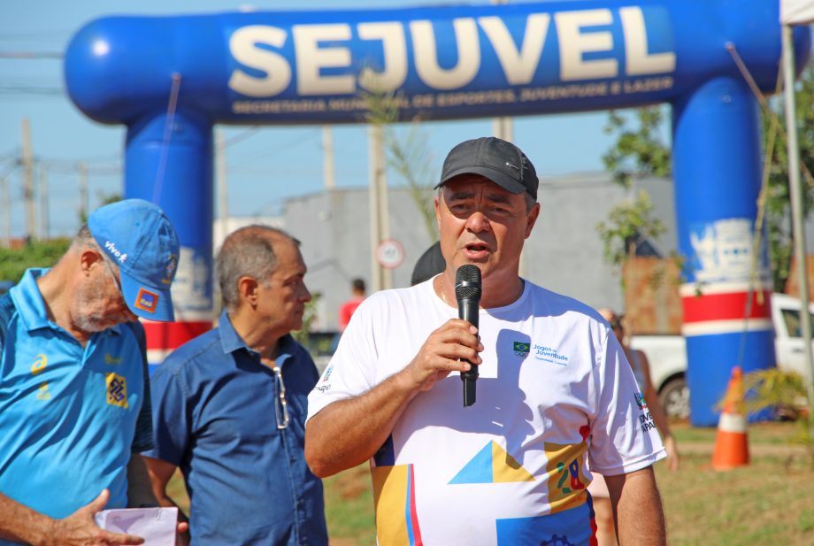 Prefeito inaugura campo de futebol no bairro Bela Vista da Lagoa