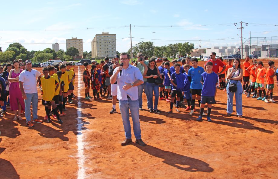 Prefeito inaugura campo de futebol no bairro Bela Vista da Lagoa