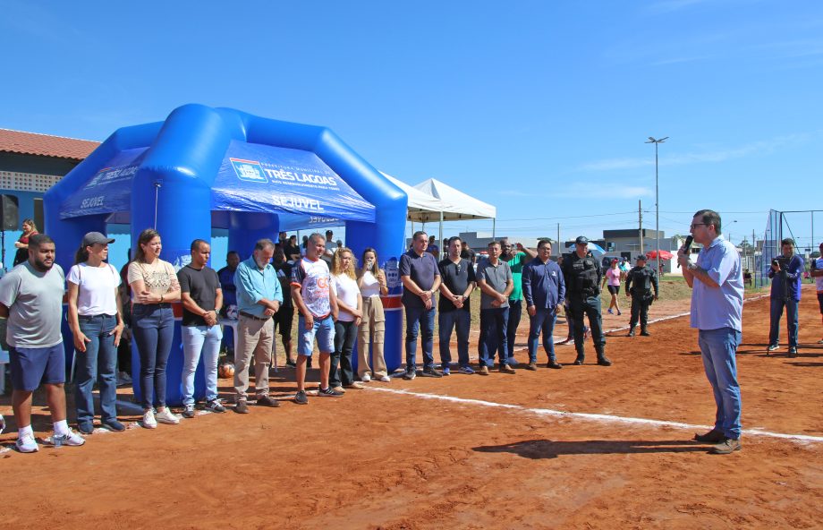 Prefeito inaugura campo de futebol no bairro Bela Vista da Lagoa