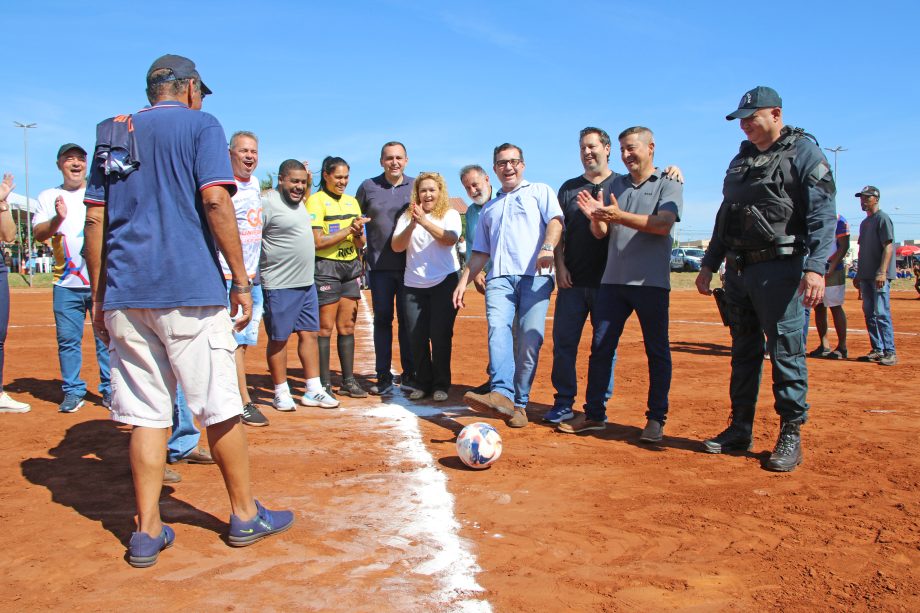 Prefeito inaugura campo de futebol no bairro Bela Vista da Lagoa