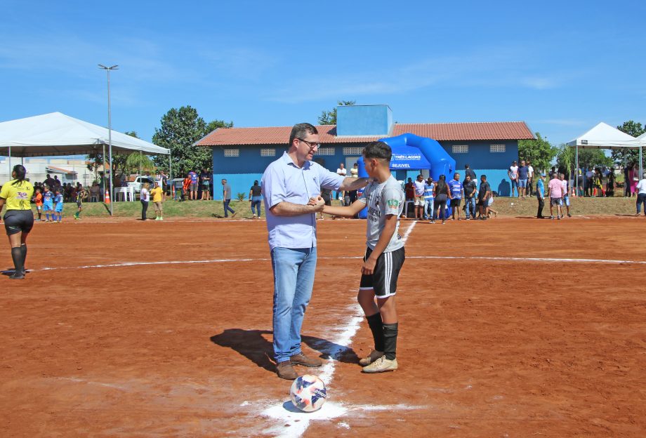 Prefeito inaugura campo de futebol no bairro Bela Vista da Lagoa