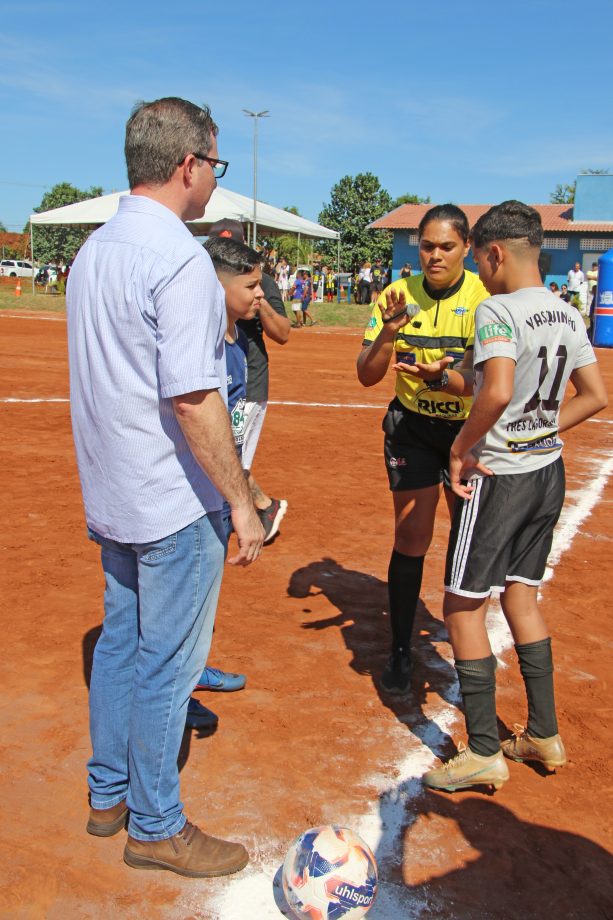 Prefeito inaugura campo de futebol no bairro Bela Vista da Lagoa