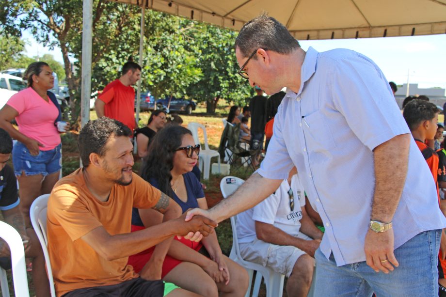 Prefeito inaugura campo de futebol no bairro Bela Vista da Lagoa