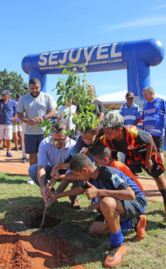 Prefeito inaugura campo de futebol no bairro Bela Vista da Lagoa