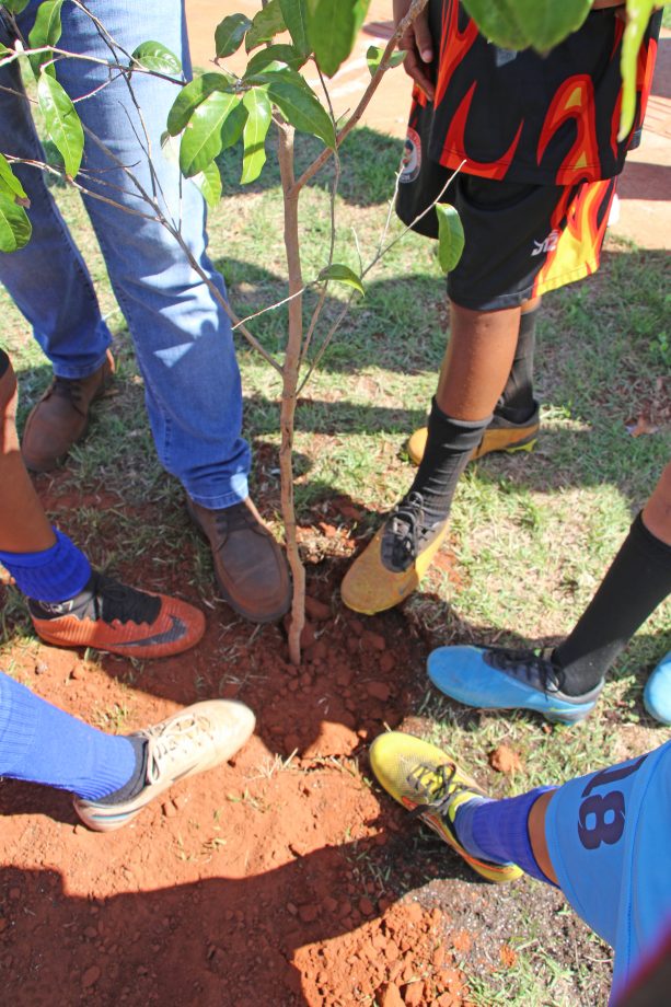 Prefeito inaugura campo de futebol no bairro Bela Vista da Lagoa