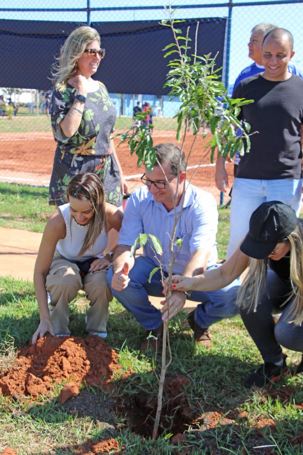 Prefeito inaugura campo de futebol no bairro Bela Vista da Lagoa