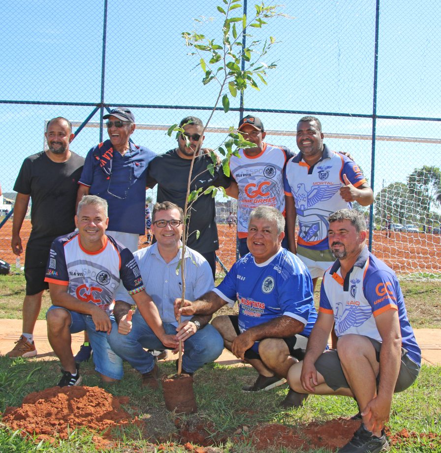 Prefeito inaugura campo de futebol no bairro Bela Vista da Lagoa