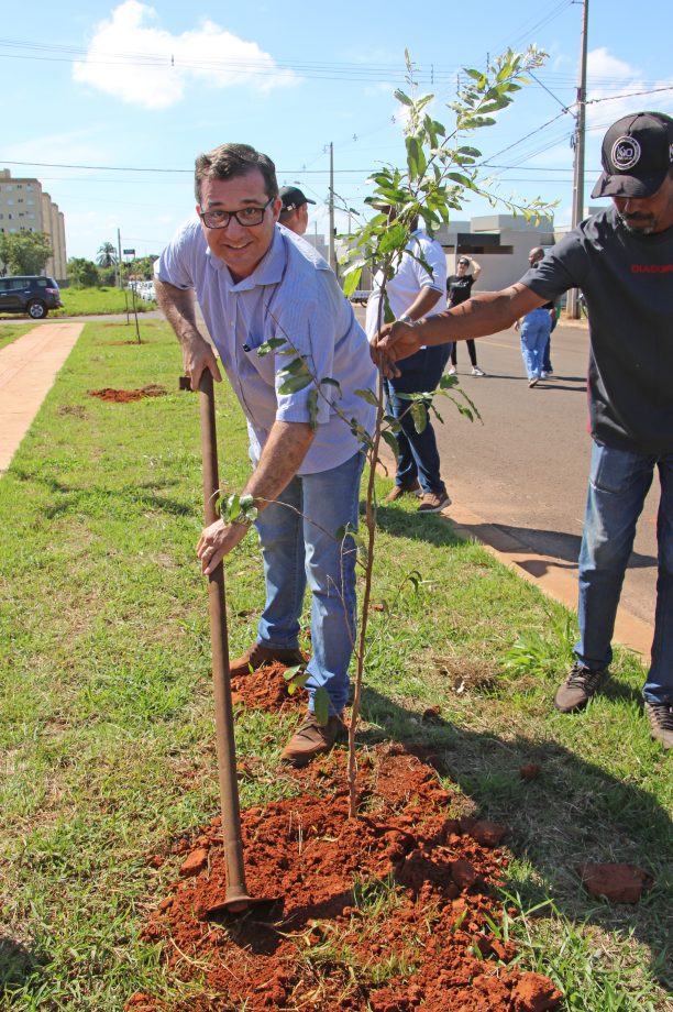 Prefeito inaugura campo de futebol no bairro Bela Vista da Lagoa