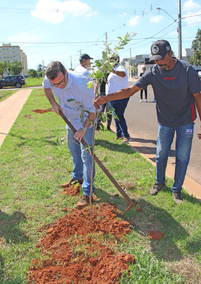 Prefeito inaugura campo de futebol no bairro Bela Vista da Lagoa