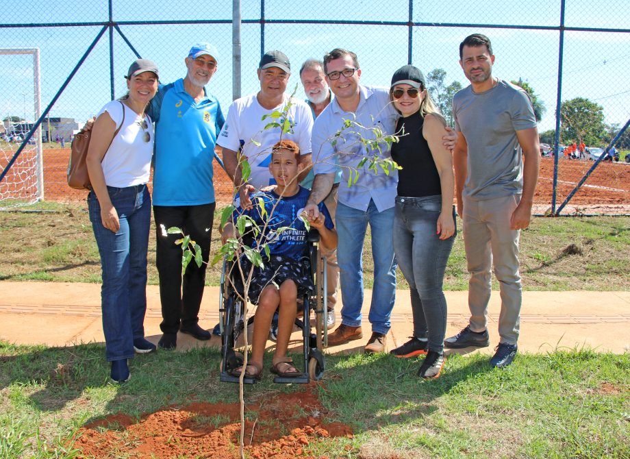 Prefeito inaugura campo de futebol no bairro Bela Vista da Lagoa