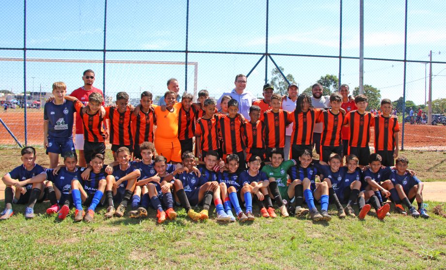 Prefeito inaugura campo de futebol no bairro Bela Vista da Lagoa