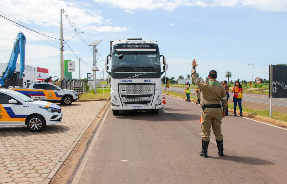 Campanha “Trânsito não é folia! Não brinque com a vida!” conscientiza motoristas em Três Lagoas