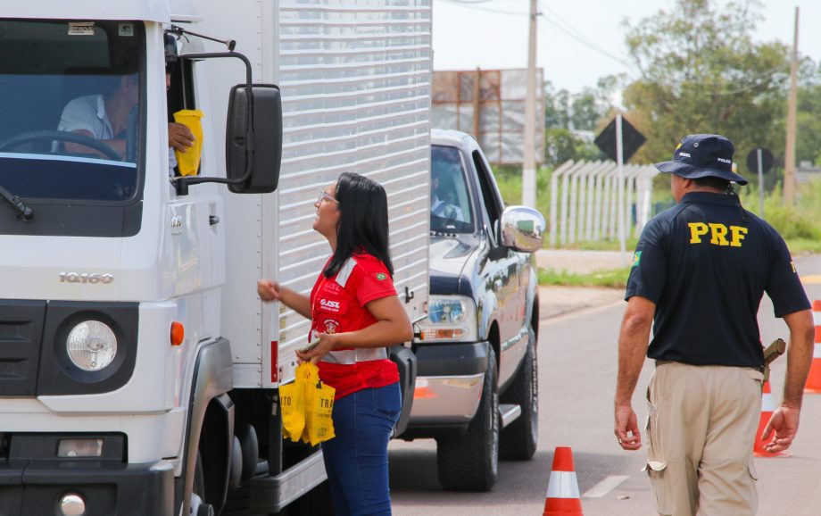 Campanha “Trânsito não é folia! Não brinque com a vida!” conscientiza motoristas em Três Lagoas