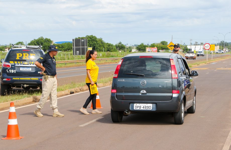 Campanha “Trânsito não é folia! Não brinque com a vida!” conscientiza motoristas em Três Lagoas