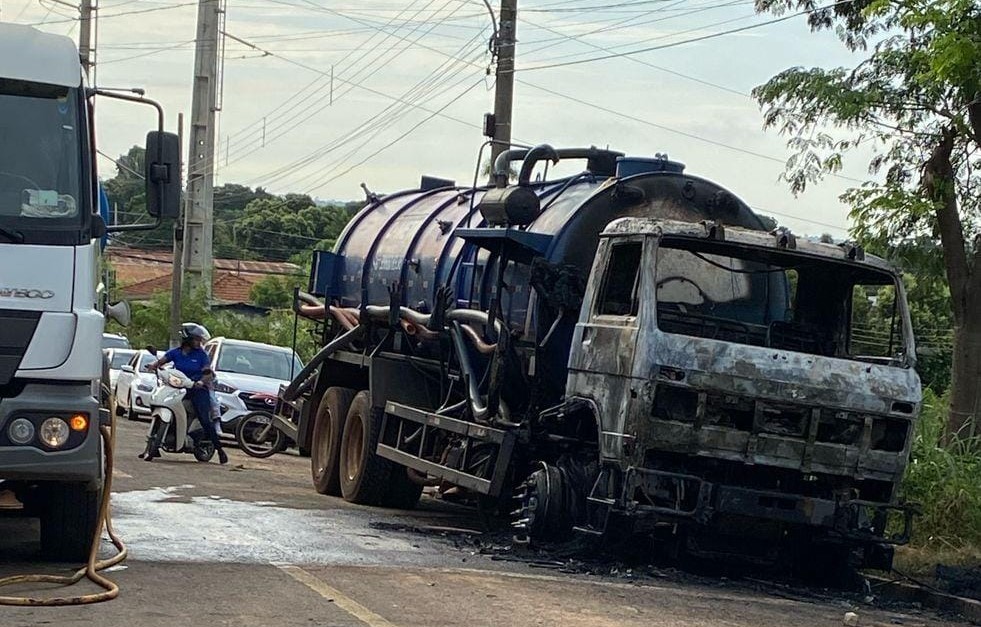 Foragido, assassino de jovem empresária de Água Clara tem caminhão incendiado por populares