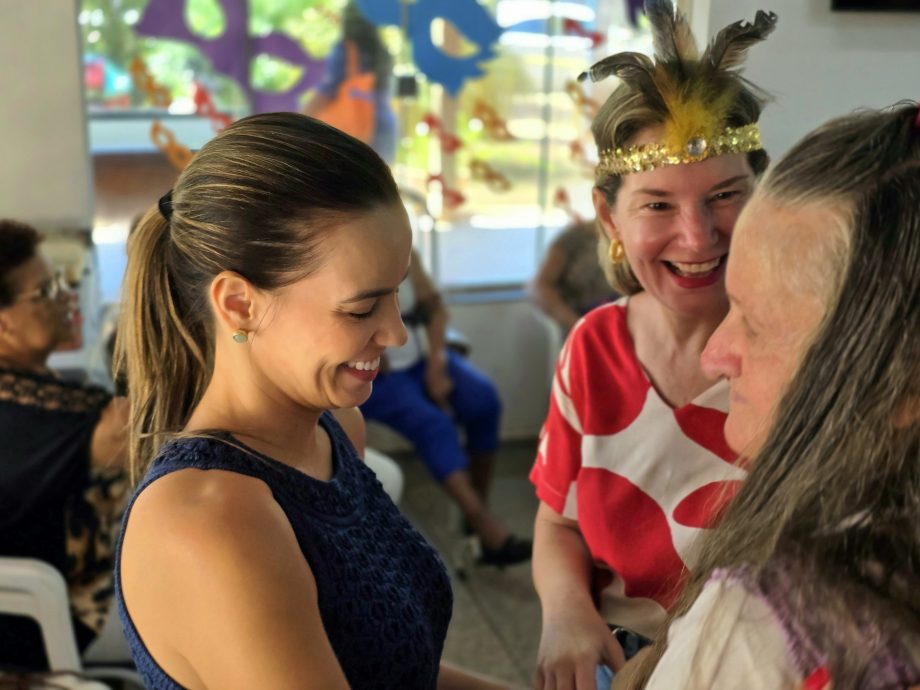 Vice-prefeita e Primeira-dama celebram Carnaval com Idosos no Serviço “Tia Nega”