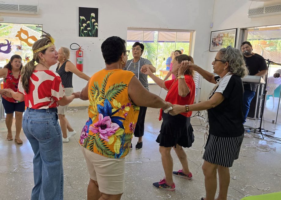 Vice-prefeita e Primeira-dama celebram Carnaval com Idosos no Serviço “Tia Nega”