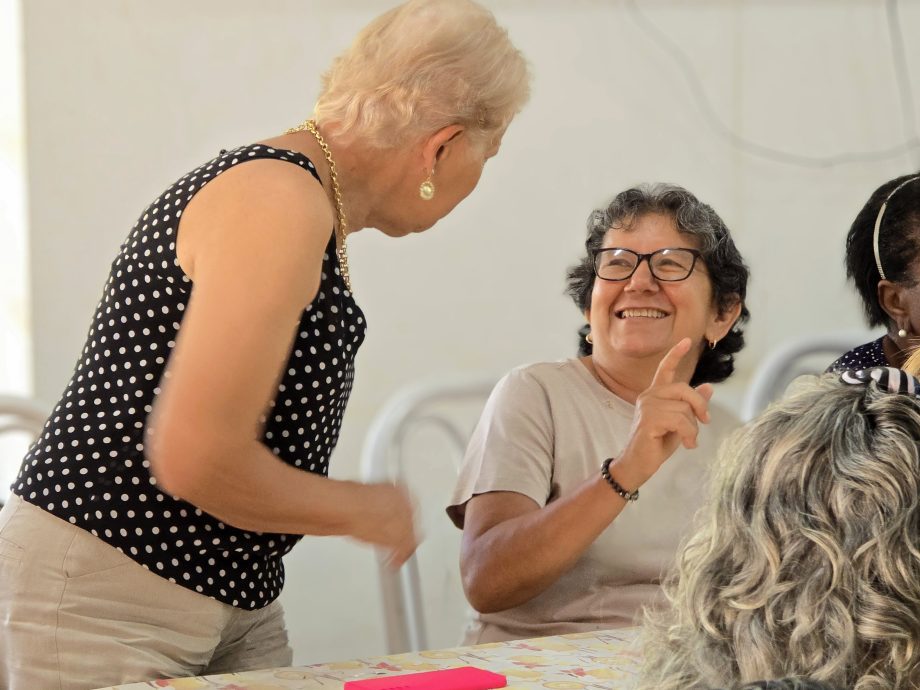 Vice-prefeita e Primeira-dama celebram Carnaval com Idosos no Serviço “Tia Nega”