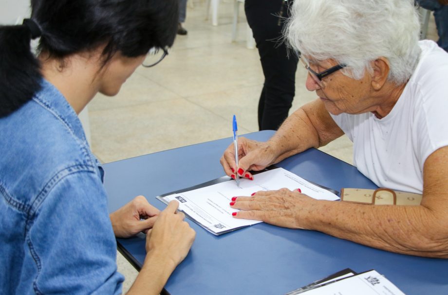 Prefeito Dr. Cassiano entrega 27 títulos de regularização fundiária de imóveis em Três Lagoas