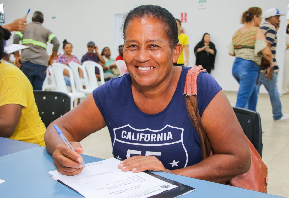 Prefeito Dr. Cassiano entrega 27 títulos de regularização fundiária de imóveis em Três Lagoas