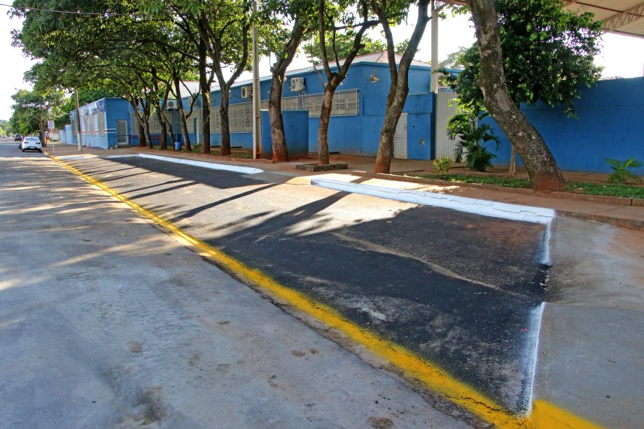 Escola Municipal Irmã Scheilla ganha recuo para ônibus escolar após pedido da diretora da unidade