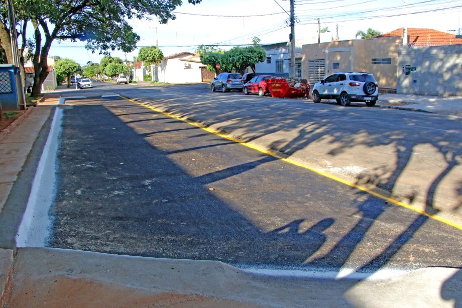 Escola Municipal Irmã Scheilla ganha recuo para ônibus escolar após pedido da diretora da unidade