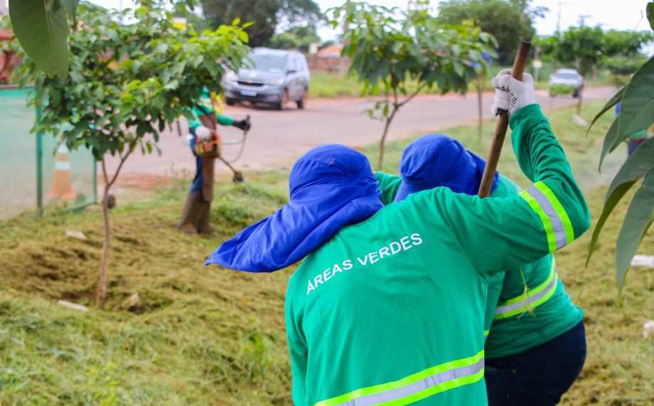 Prefeitura de Três Lagoas realiza roçada de áreas verdes no município