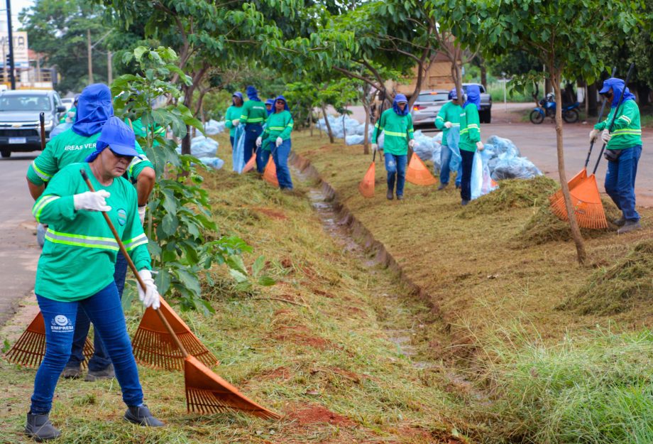 Prefeitura de Três Lagoas realiza roçada de áreas verdes no município