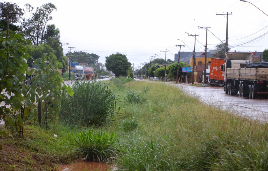 Prefeitura de Três Lagoas realiza roçada de áreas verdes no município