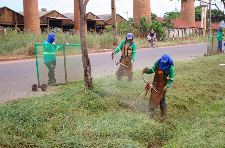 Prefeitura de Três Lagoas realiza roçada de áreas verdes no município