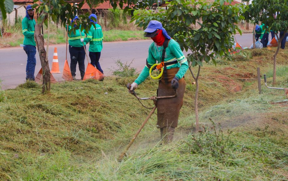 Prefeitura de Três Lagoas realiza roçada de áreas verdes no município