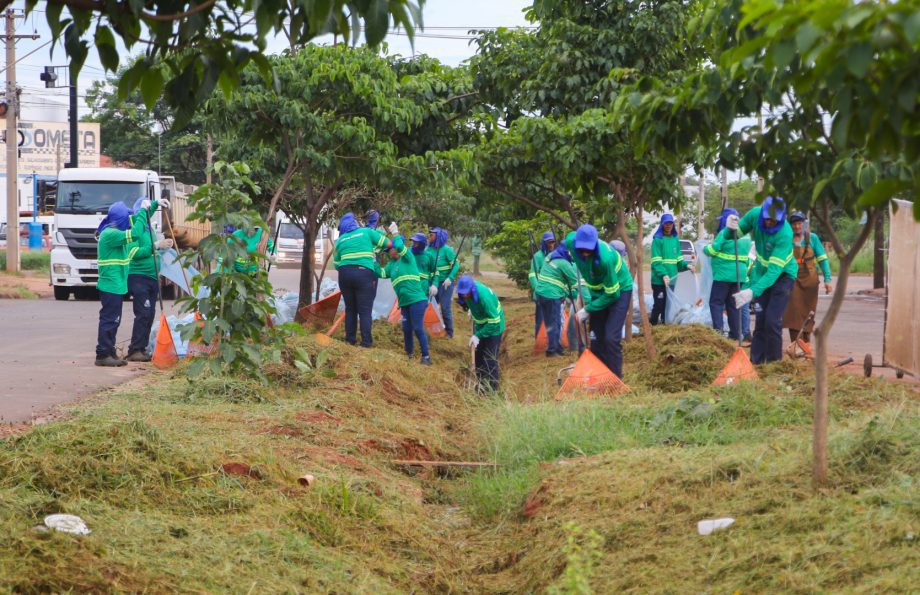 Prefeitura de Três Lagoas realiza roçada de áreas verdes no município