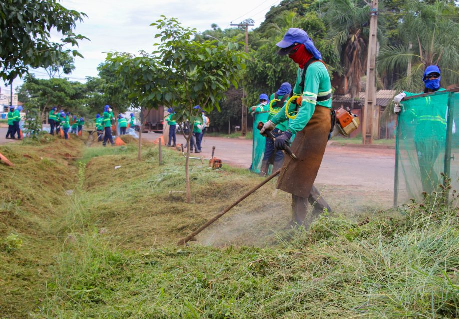 Prefeitura de Três Lagoas realiza roçada de áreas verdes no município