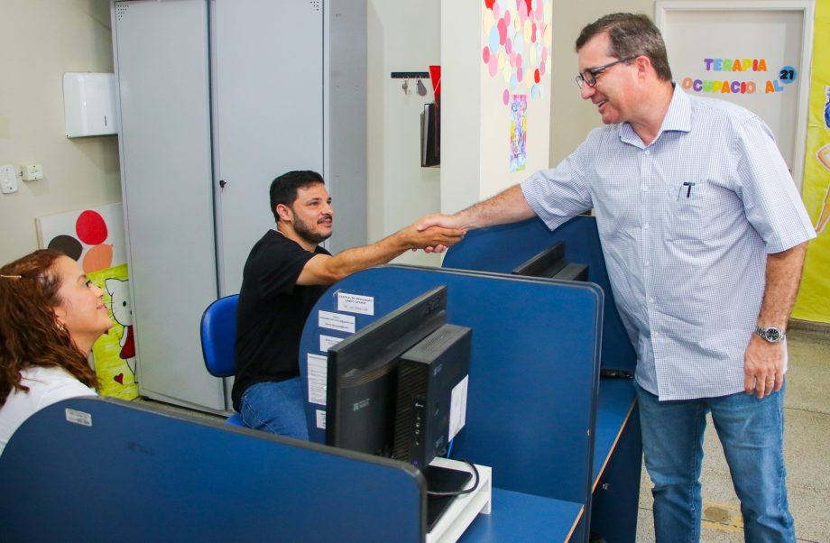 Seguindo com vistorias dos prédios públicos, Prefeito visitou Unidade de Saúde e ouviu servidores e população