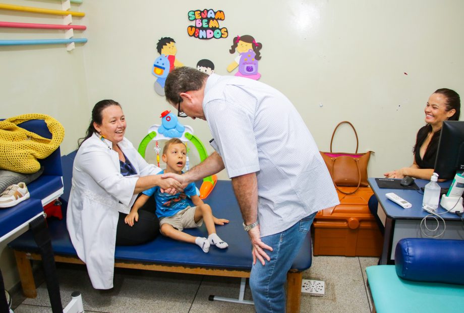 Seguindo com vistorias dos prédios públicos, Prefeito visitou Unidade de Saúde e ouviu servidores e população