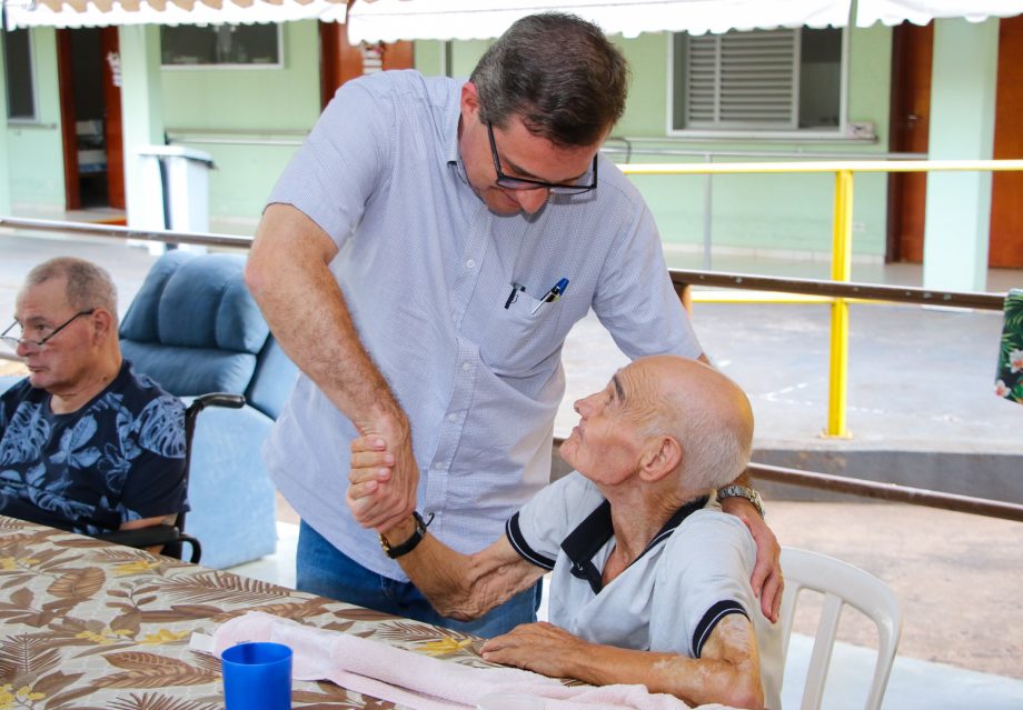 Dr. Cassiano visita lar de idosos e discute ampliação e aumento de repasse para a instituição