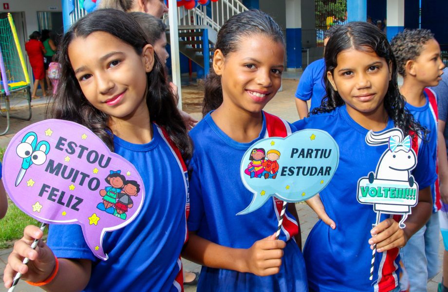 Mais de 450 alunos da Escola Marlene Noronha voltam às aulas em período integral