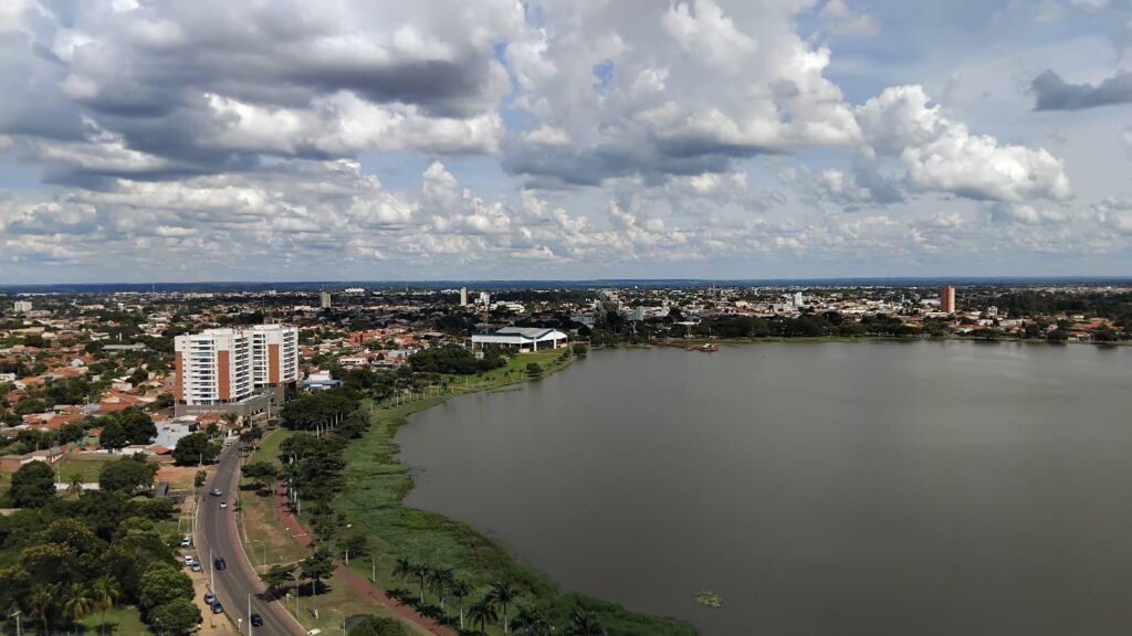 Abandonados há anos, antigo prédio do SESI e do Três Lagoas Clube são depredados