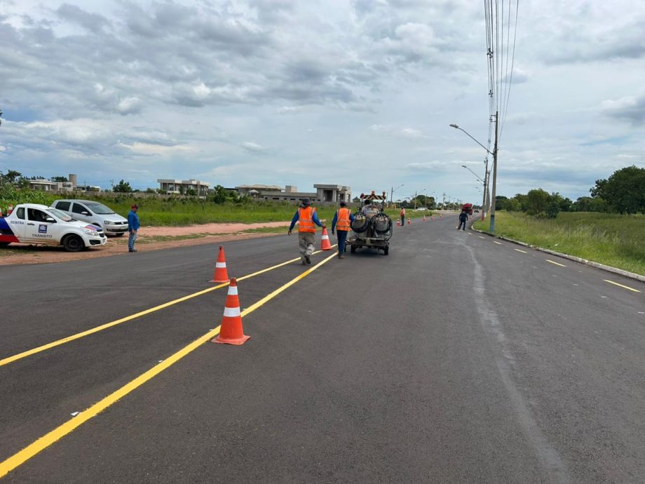 Após recapeamento, trecho da Avenida do Balneário recebe nova sinalização de trânsito