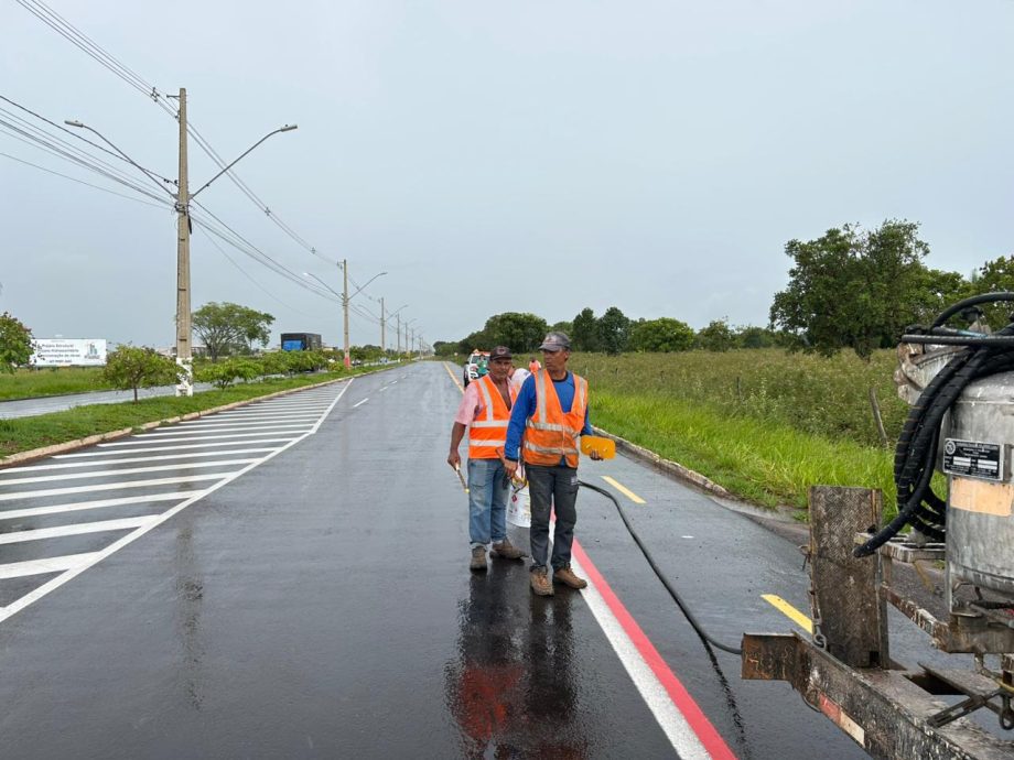 Após recapeamento, trecho da Avenida do Balneário recebe nova sinalização de trânsito