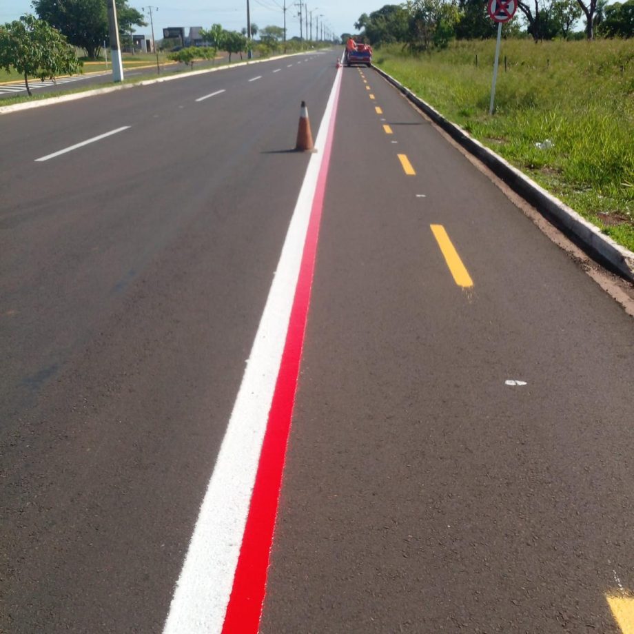 Após recapeamento, trecho da Avenida do Balneário recebe nova sinalização de trânsito