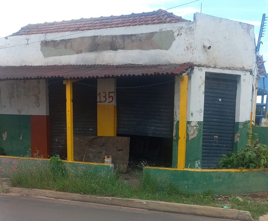 Abandonados há anos, antigo prédio do SESI e do Três Lagoas Clube são depredados