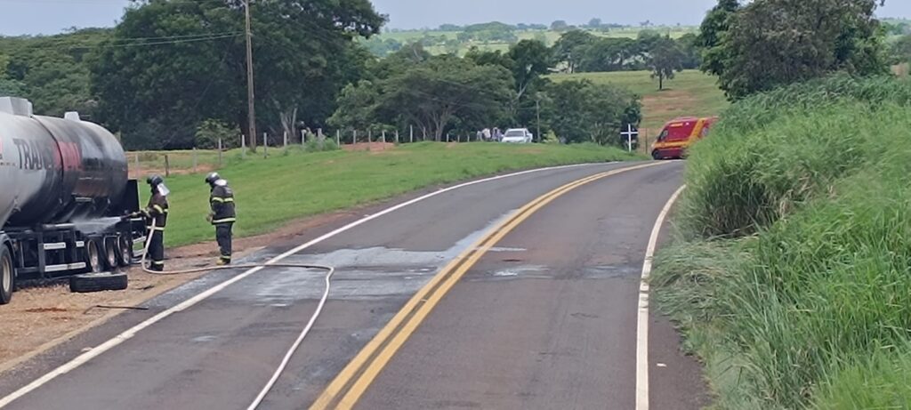 Carregada com metanol, carreta a caminho de Três Lagoas pega fogo na MS-395