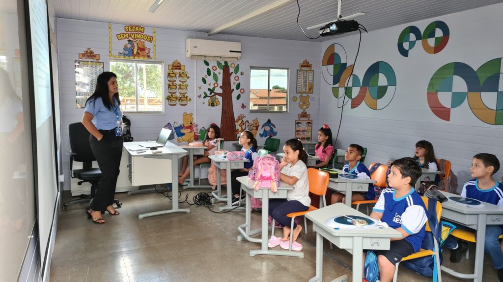 Escola Sesi recebe alunos no 1º dia de aula em Ribas do Rio Pardo