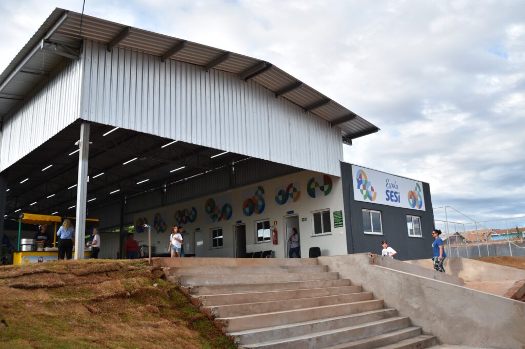 Escola Sesi recebe alunos no 1º dia de aula em Ribas do Rio Pardo