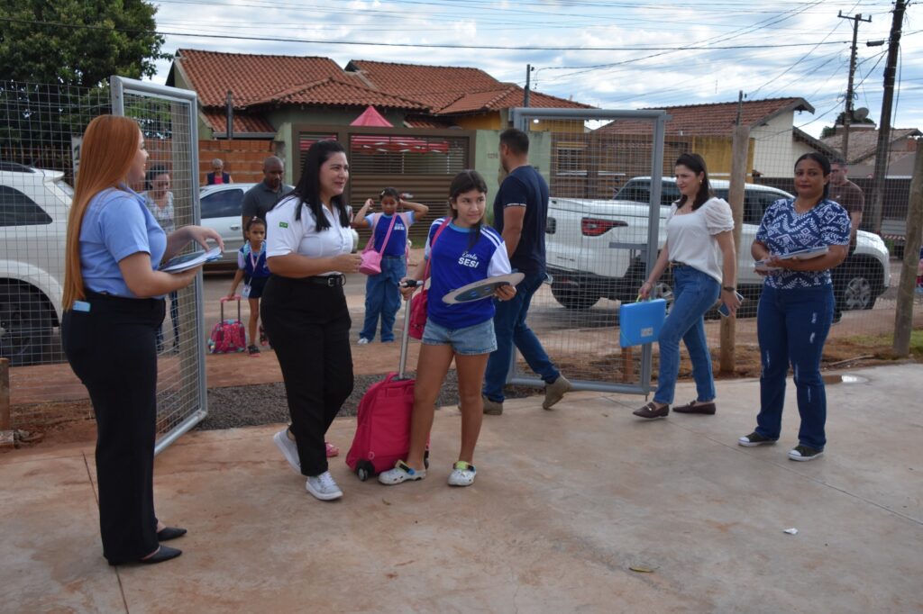 Escola Sesi recebe alunos no 1º dia de aula em Ribas do Rio Pardo